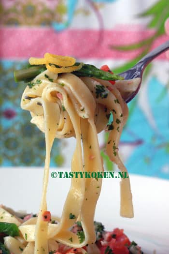 tagliatelle met zalm en groene asperges